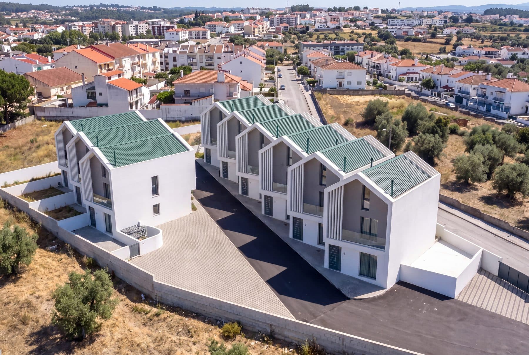 The eight houses together. They are identical to one another; what changes from one to the next is the plot and the orientation.